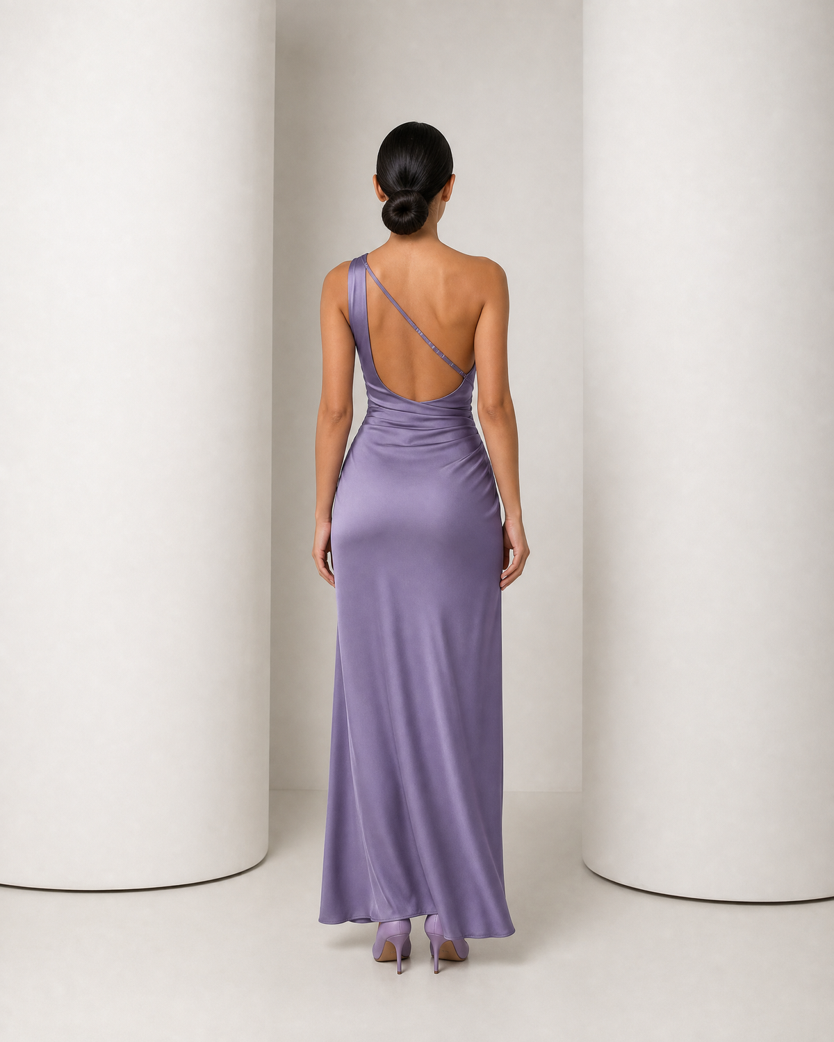 Back of the Runa lilac gown, open low back crossed by one thin adjustable satin strap