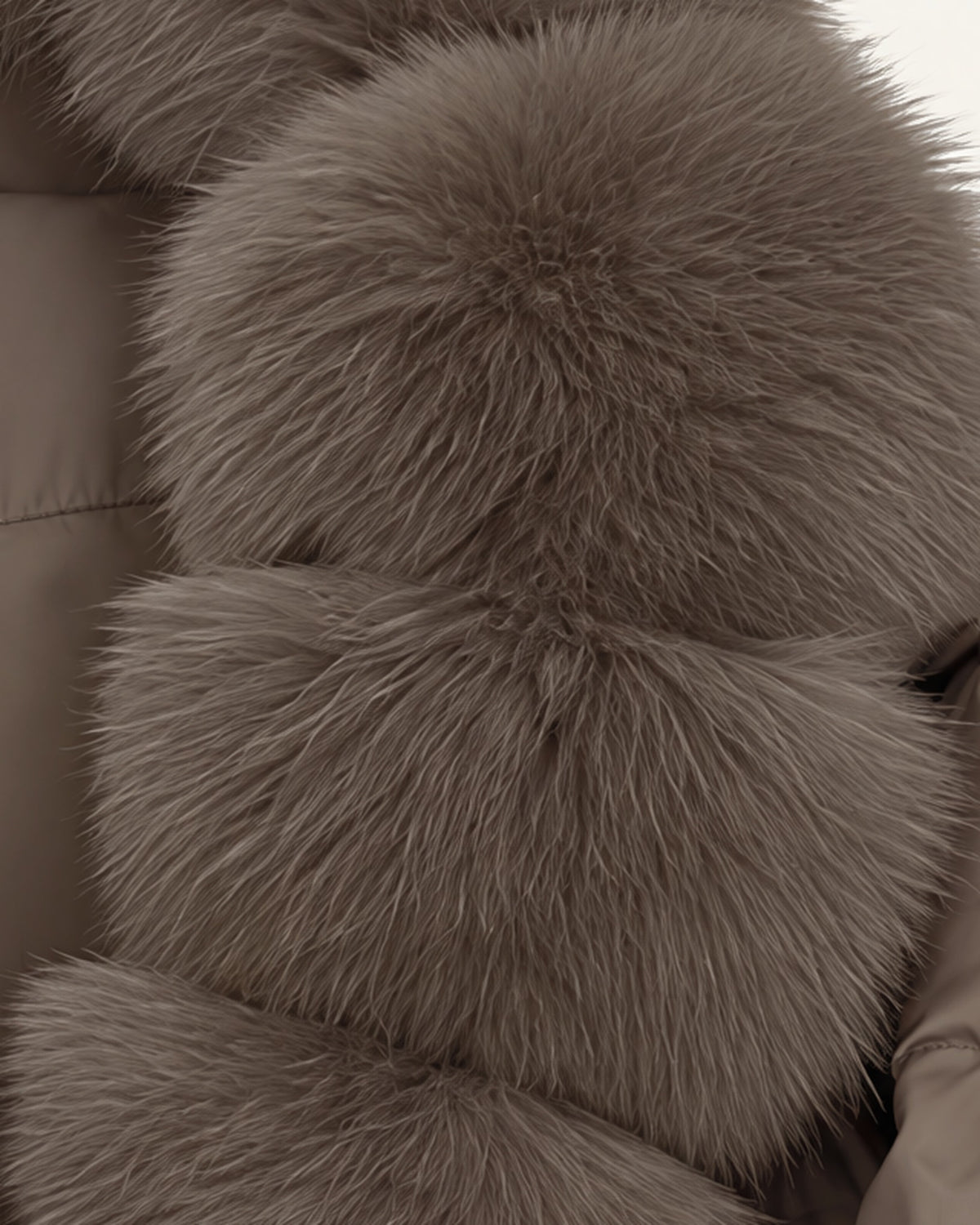 Macro of the Saga faux-fur collar in taupe, showing the long soft pile and the rounded tiers