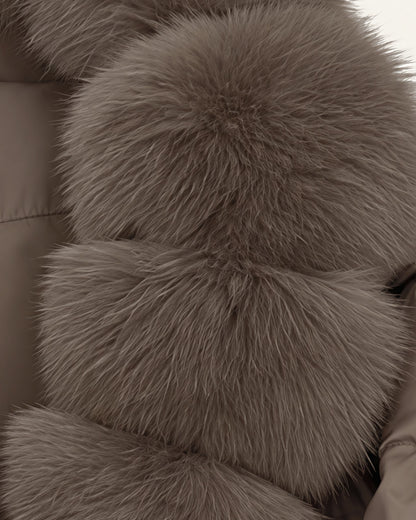 Macro of the Saga faux-fur collar in taupe, showing the long soft pile and the rounded tiers